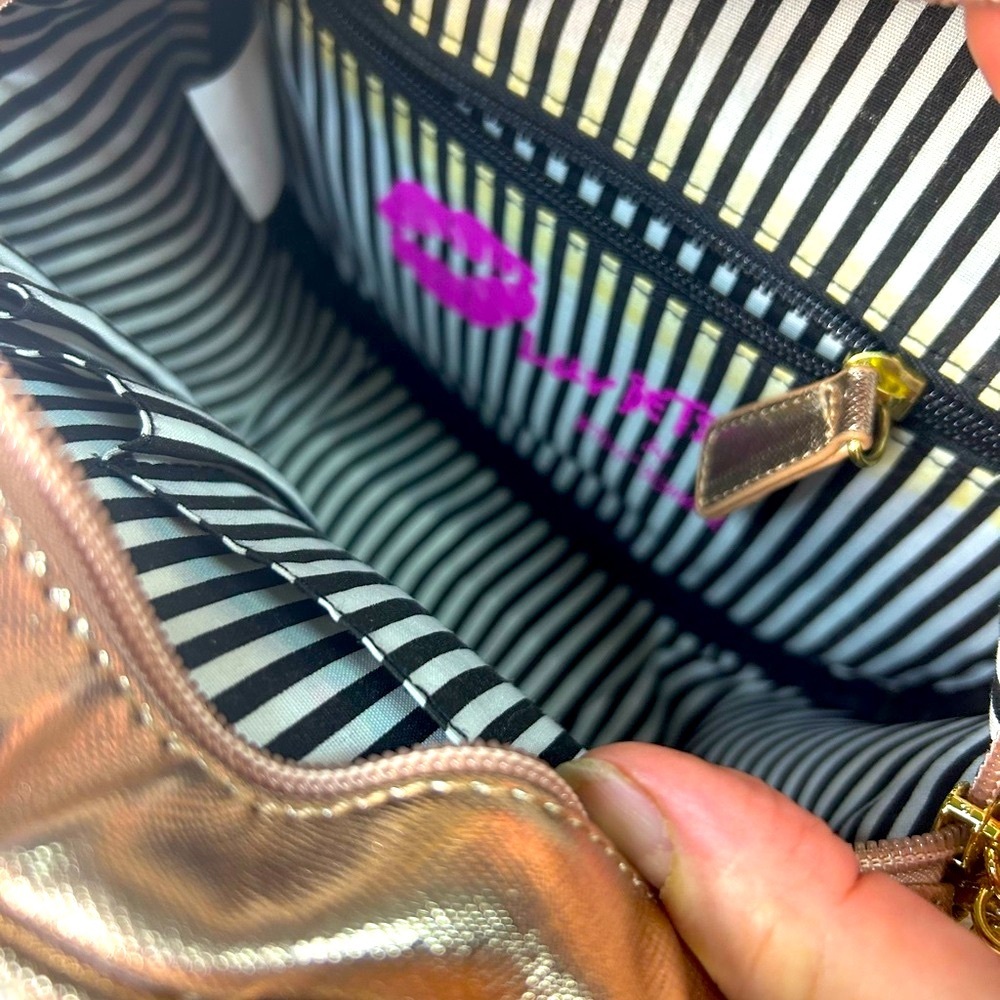 Betsey Johnson Gold Metallic Cat Crossbody with luggage tag & Kitty Cat Earings - Picture 5 of 10